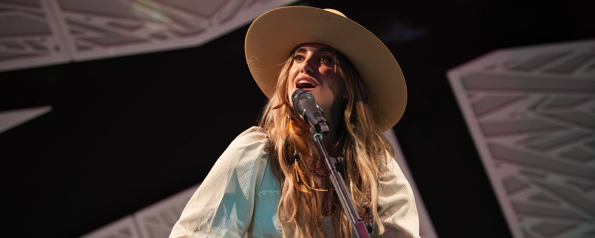 Lainey Wilson will perform "Go Tell It on the Mountain" with Zach Williams at CMA Country Christmas