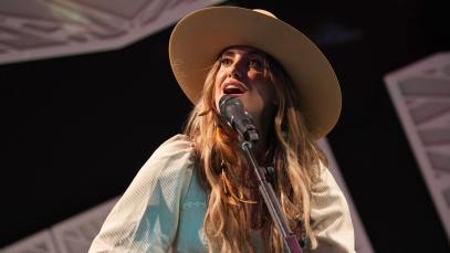 Lainey Wilson will perform "Go Tell It on the Mountain" with Zach Williams at CMA Country Christmas