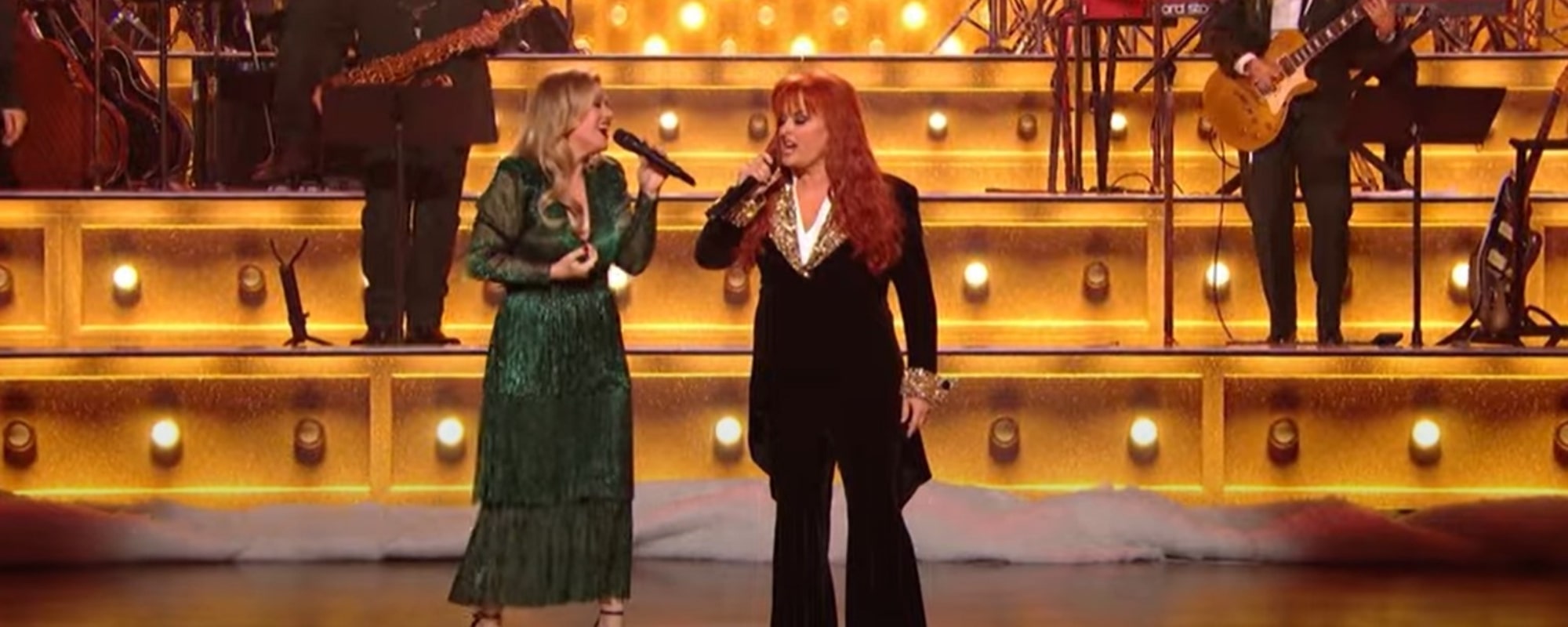 Watch: Wynonna Judd and Kelly Clarkson Bring the Holiday Spirit with “Santa Claus Is Comin’ to Town” During ‘Christmas at the Opry’