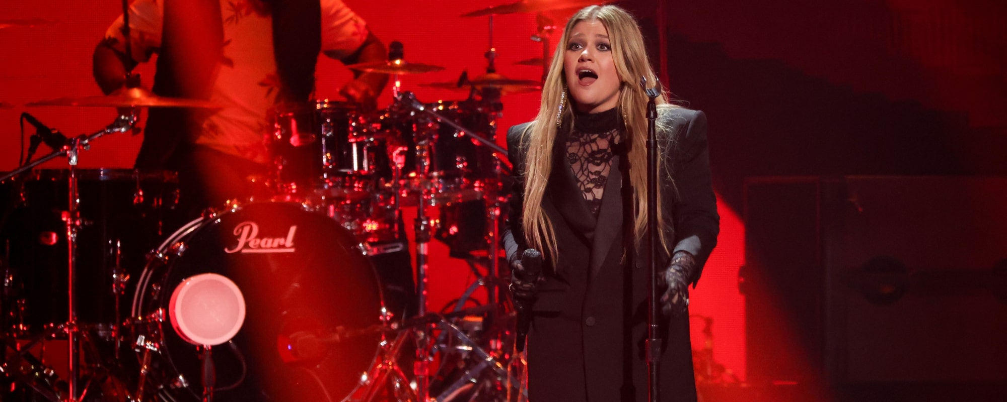 Watch: Kelly Clarkson Delivers Early Christmas Gift with Kellyoke Version of “Underneath the Tree”