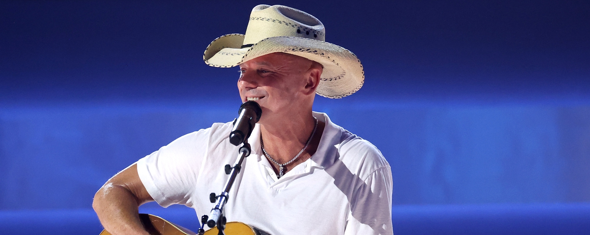 In True Kenny Chesney Fashion, the Country Star Wishes Fans a Merry Christmas During a Festive Beach Outing