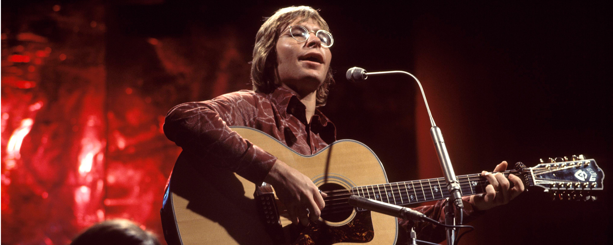 Teacher Shocked When Middle School Classroom Goes Bonkers for John Denver Classic, Sings Along to Every Word
