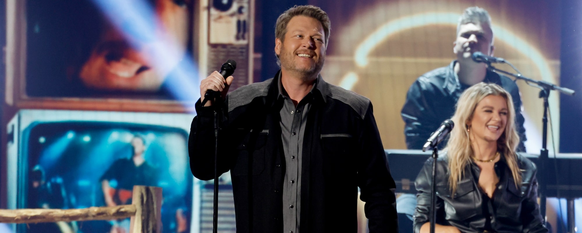 Watch Blake Shelton Laugh as Nikki Glaser Turns ‘Barmageddon’ into a Comedy of Errors in New Clip