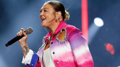 Elle King flubbed her performance at the Dolly Parton tribute show.