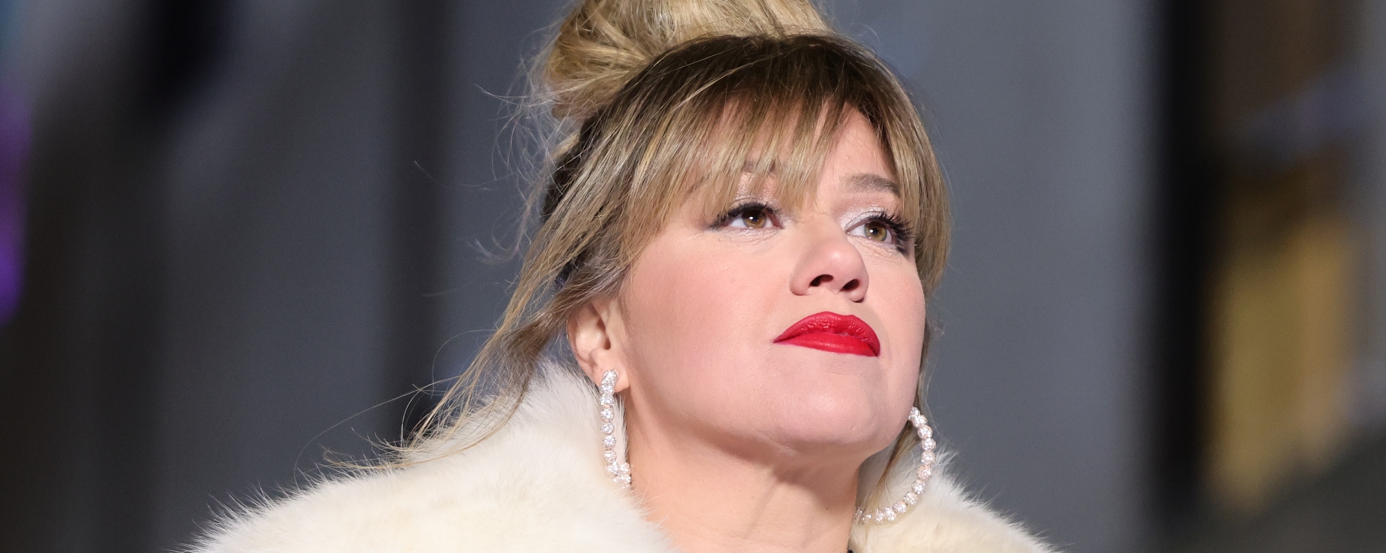 Watch Kelly Clarkson Effortlessly Flaunt Her Vocal Prowess With Prideful U2 Cover