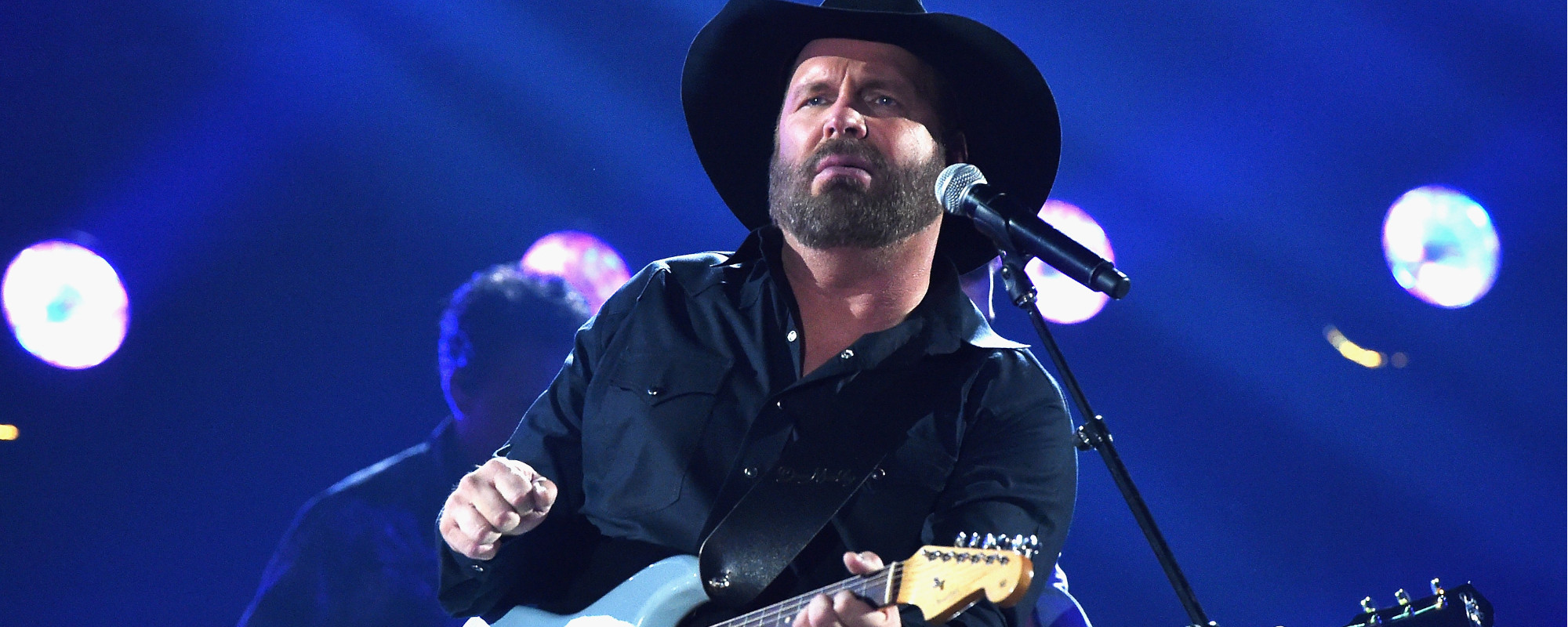 Garth Brooks Invites Travis Kelce to Sing at Honky Tonk Opening After His Drunken “Friends in Low Places” Rendition