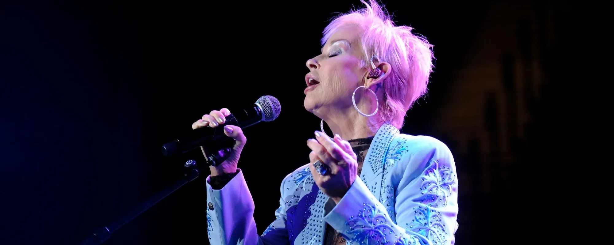 Watch Lorrie Morgan Pay Tribute to Late Husband Keith Whitley with Moving “Don’t Close Your Eyes” Performance