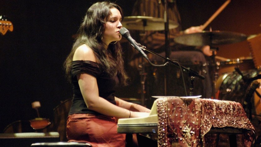 Five Fascinating Facts About Norah Jones’ Chart-Topping Second Album, ‘Feels Like Home’