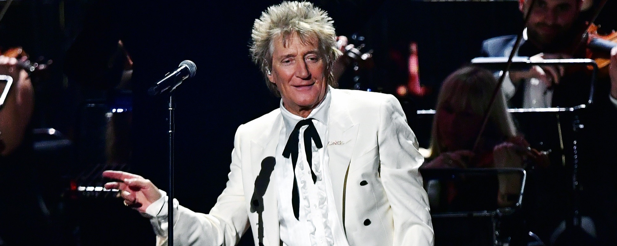 Rod Stewart Says His Raspy Singing Voice May Be Due to a Broken Nose: “It’s Just a Big Accident”