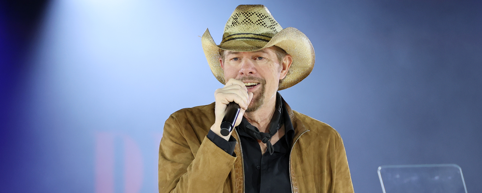Riley Green, Tracy Lawrence, & Ella Langley Pay Tribute to Toby Keith With “Should’ve Been a Cowboy” Cover