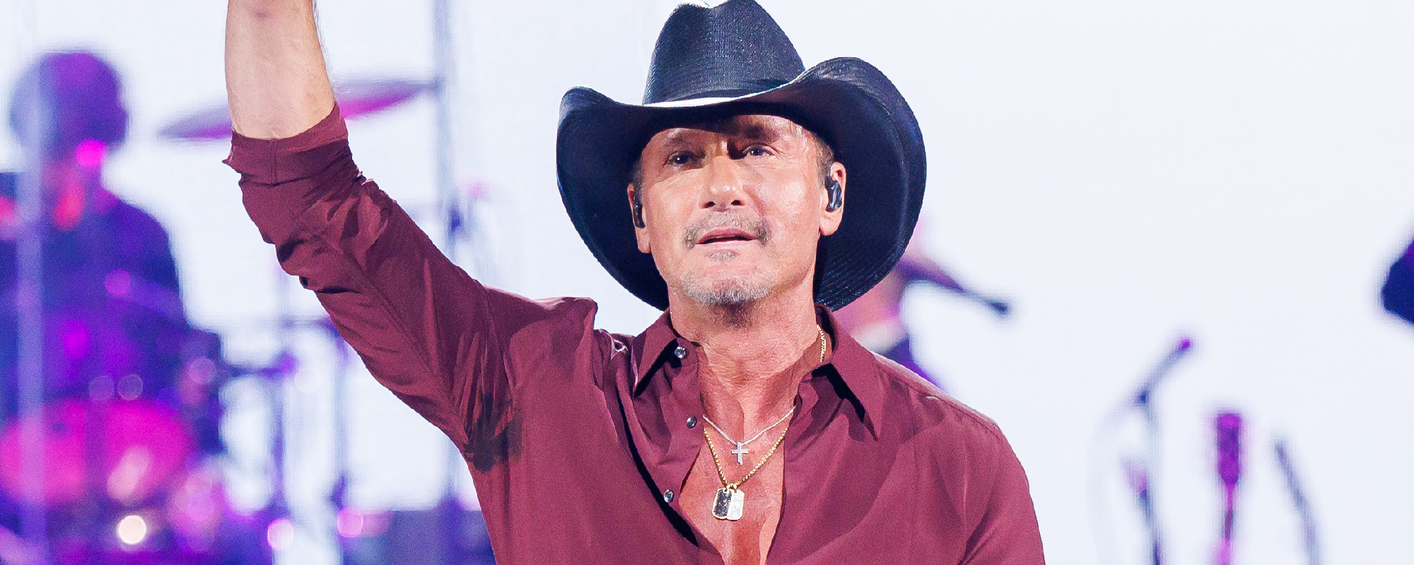 Tim McGraw Remembers “Great Artist” Toby Keith With Emotional “Live Like You Were Dying” Performance