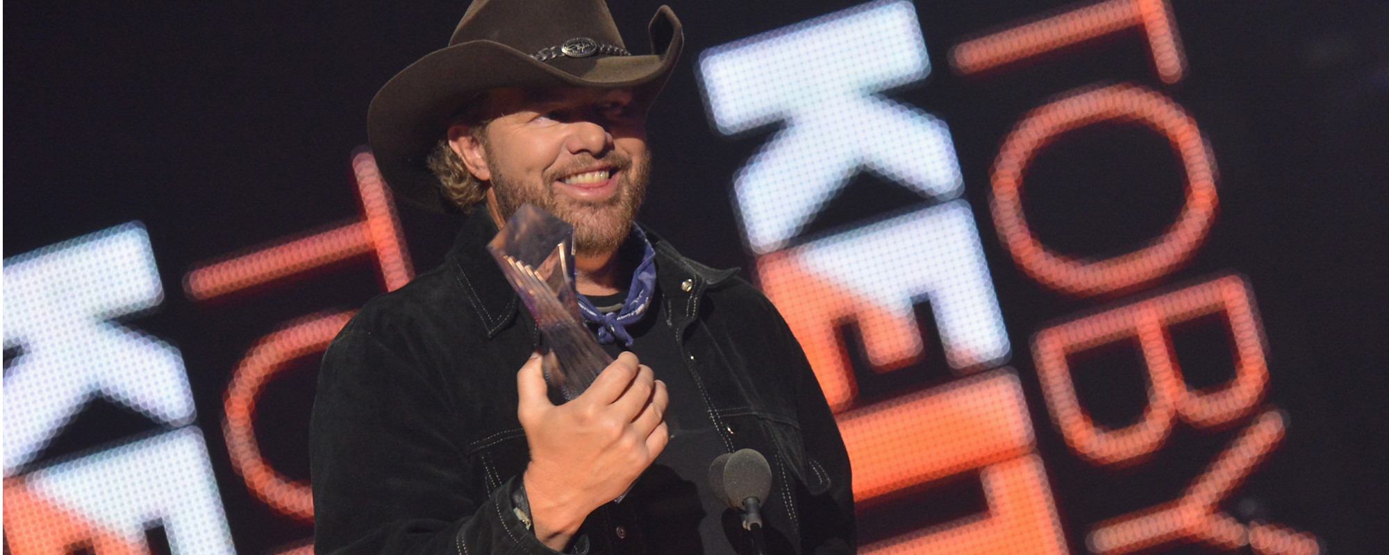 Relive Toby Keith’s Unapologetically Patriotic Performance of “Courtesy of the Red, White, and Blue” While Battling Cancer