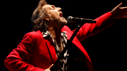 chris robinson of the black crowes performing live onstage