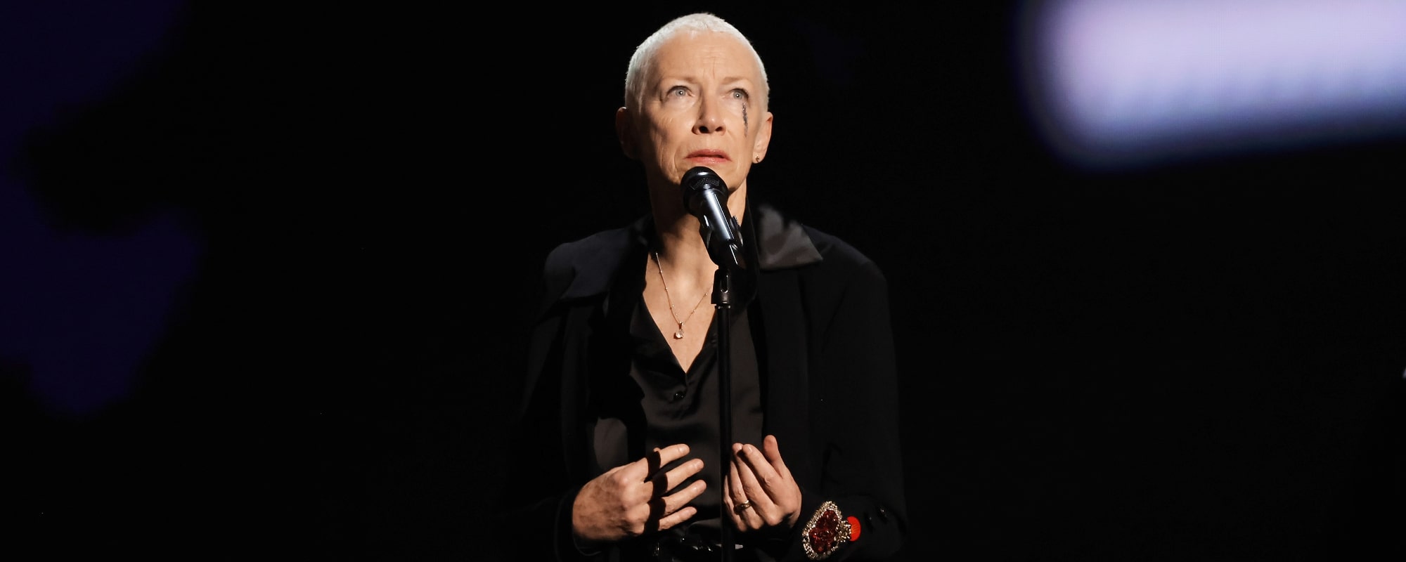 Twitter in Tears Over Annie Lennox’s Emotional Tribute to Sinead O’Connor at 2024 GRAMMYs