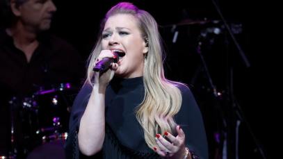 Kelly Clarkson delivered a powerful cover of "Save Me" by Jelly Roll