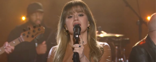 Kelly Clarkson Performs George Strait’s ”Carrying Your Love With Me”
