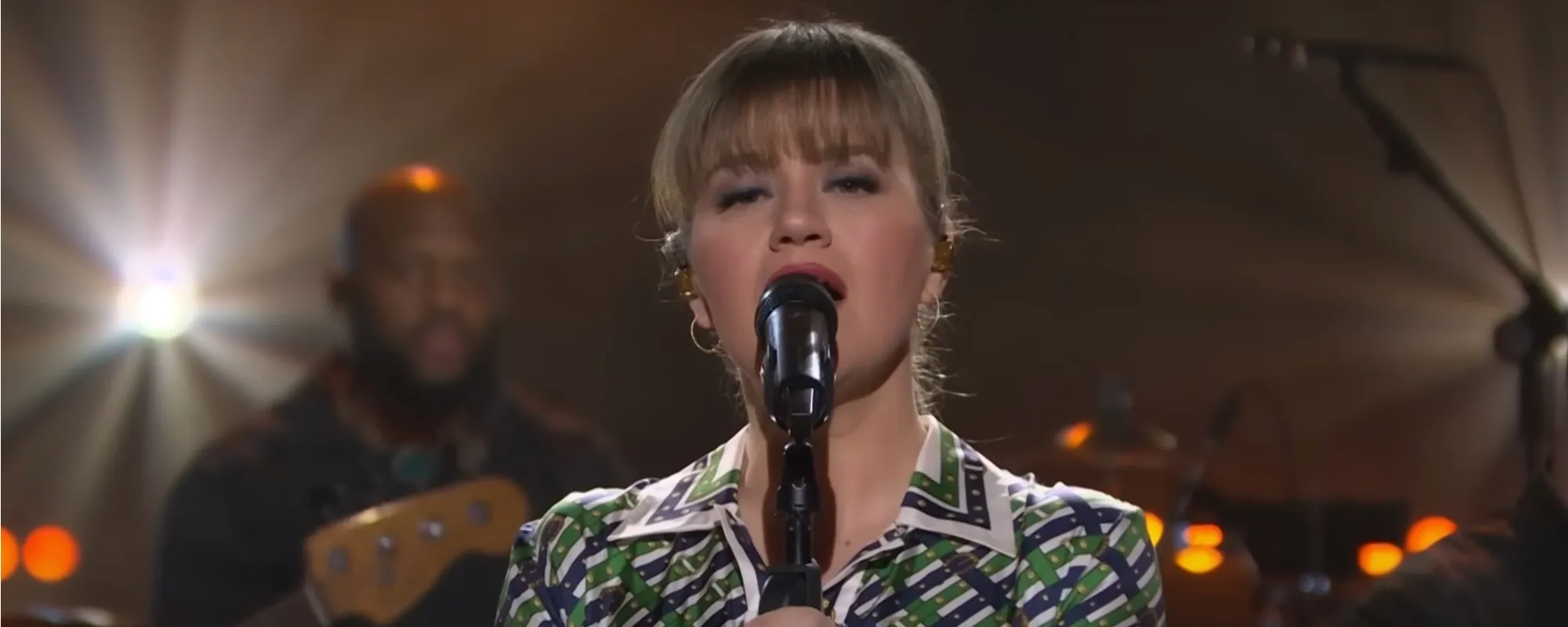 Kelly Clarkson Gives Moving Cover of “When You Say Nothing at All” by Keith Whitley