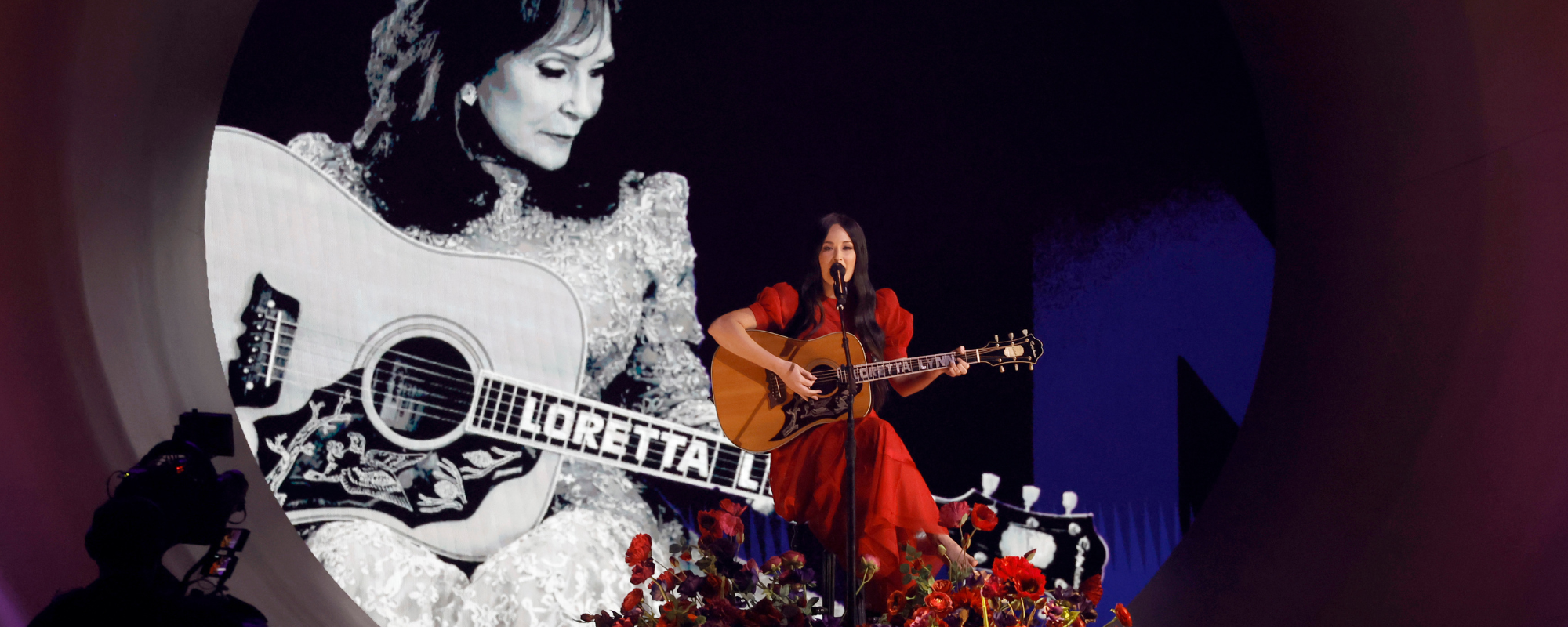 Remember When: Kacey Musgraves Honors Loretta Lynn with Performance of “Coal Miner’s Daughter”