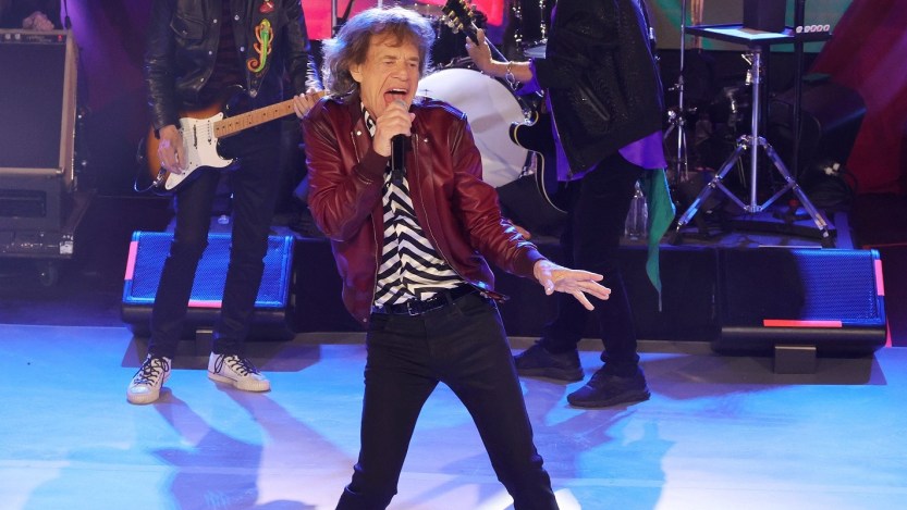 Watch Hilarious Video of The Rolling Stones’ Mick Jagger Dancing Along to “Moves Like Jagger” at a Bar