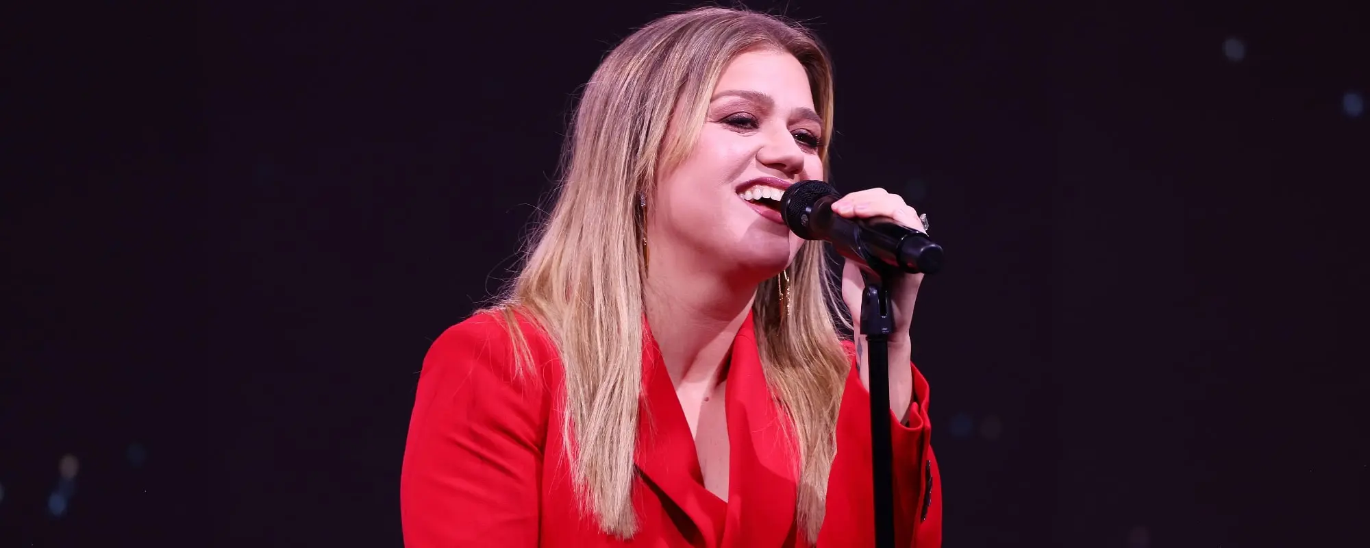 Watch Kelly Clarkson Deliver Chill-Inducing Cover of Chris Stapleton’s “White Horse”