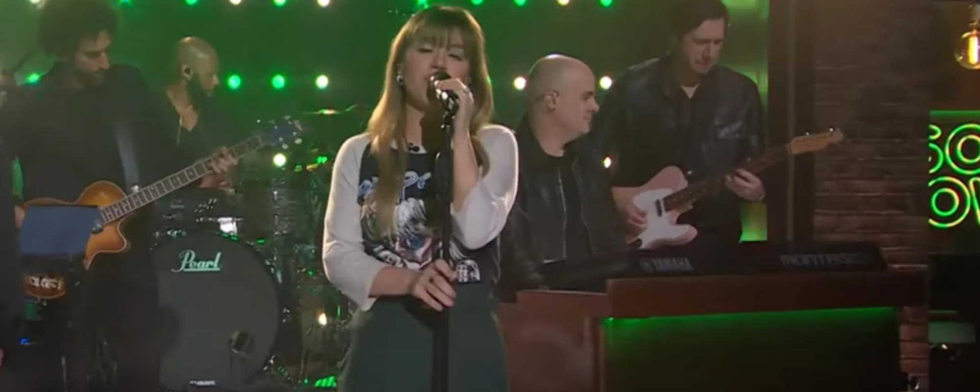 Watch Kelly Clarkson Prove Lainey Wilson True with Her “Smell Like Smoke” Cover