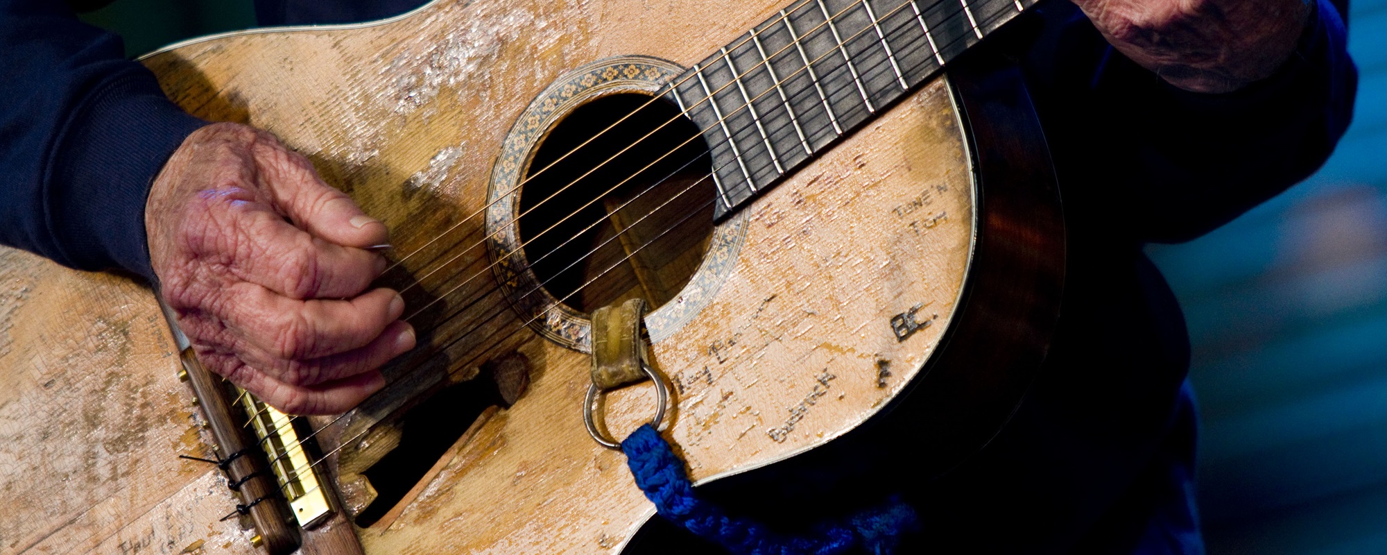 Willie Nelson Has Played One Guitar Since 1969: The Story of “Trigger ...