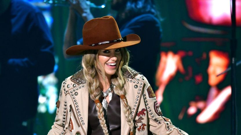 Lainey Wilson Sends Sweet Note to Kelsea Ballerini