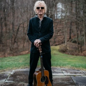 EXCLUSIVE: Ian Hunter Talks Collaborating with the Late Jeff Beck and Taylor Hawkins on New Album, ‘Defiance Part 2’