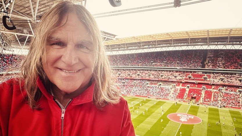 Alarm Frontman Mike Peters Reveals New Cancer Diagnosis, Band Postpones 2024 North American Tour
