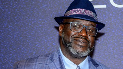 Shaq Helps Serves Guests Alongside Trisha Yearwood at Garth Brooks’ Friends in Low Places Bar