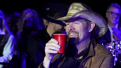 Kelly Clarkson Shares the Special Connection She Has to the Song "Over the Rainbow"