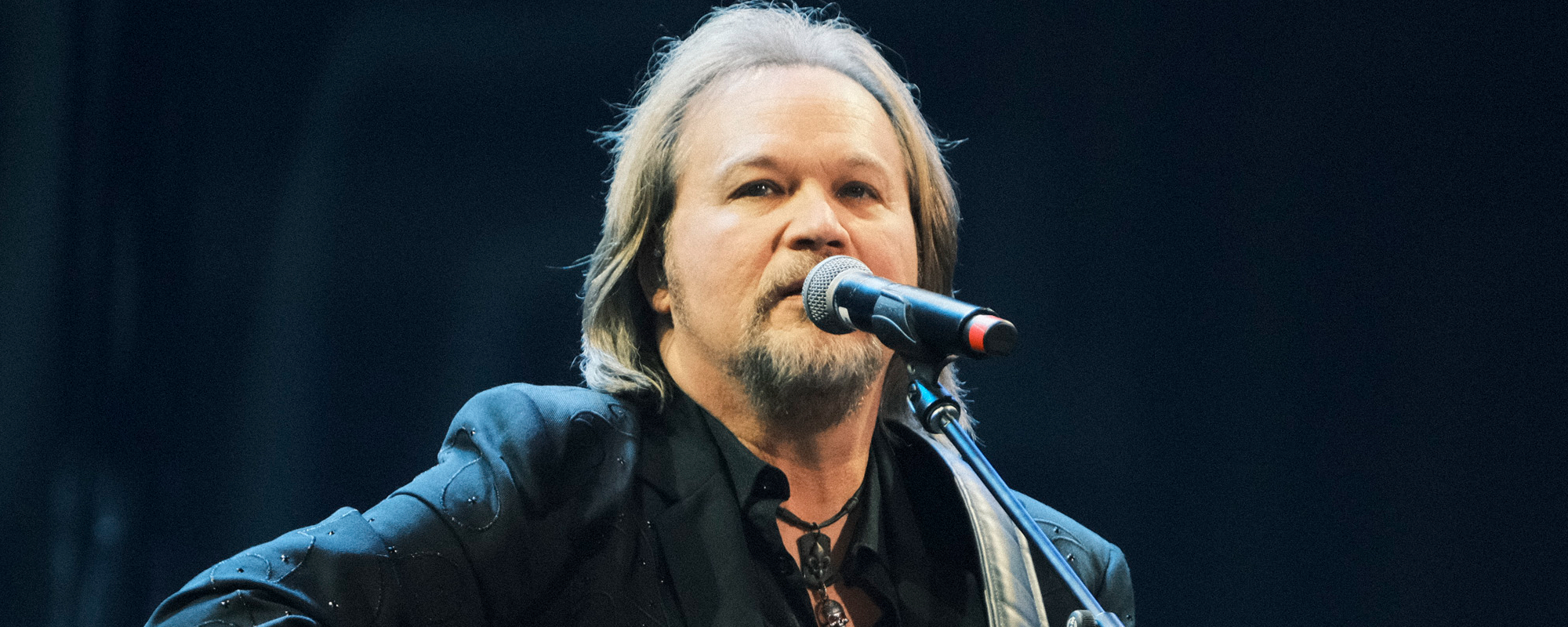 Travis Tritt Honors Waylon Jennings With Acoustic Medley Performance at the Caverns