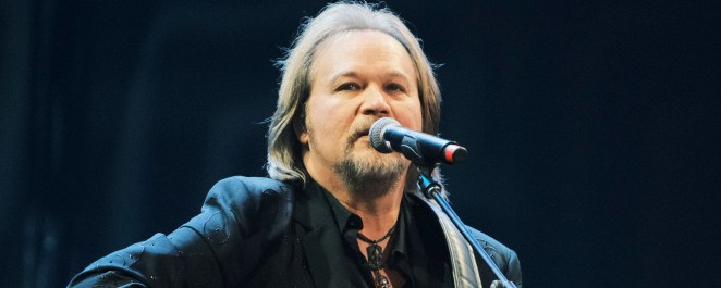 Travis Tritt Honors Waylon Jennings With Special Performance at the Caverns