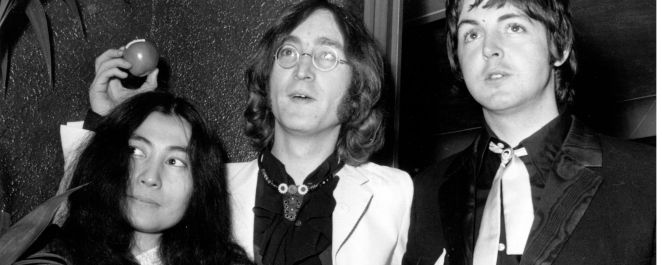 Yoko Ono, John Lennon, Paul McCartney stand side by side