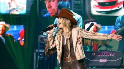 Lainey Wilson pays tribute to Toby Keith at the CMT Music Awards