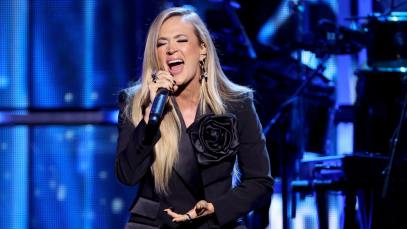 Carrie underwood honored Toby Keith at the Opry last night