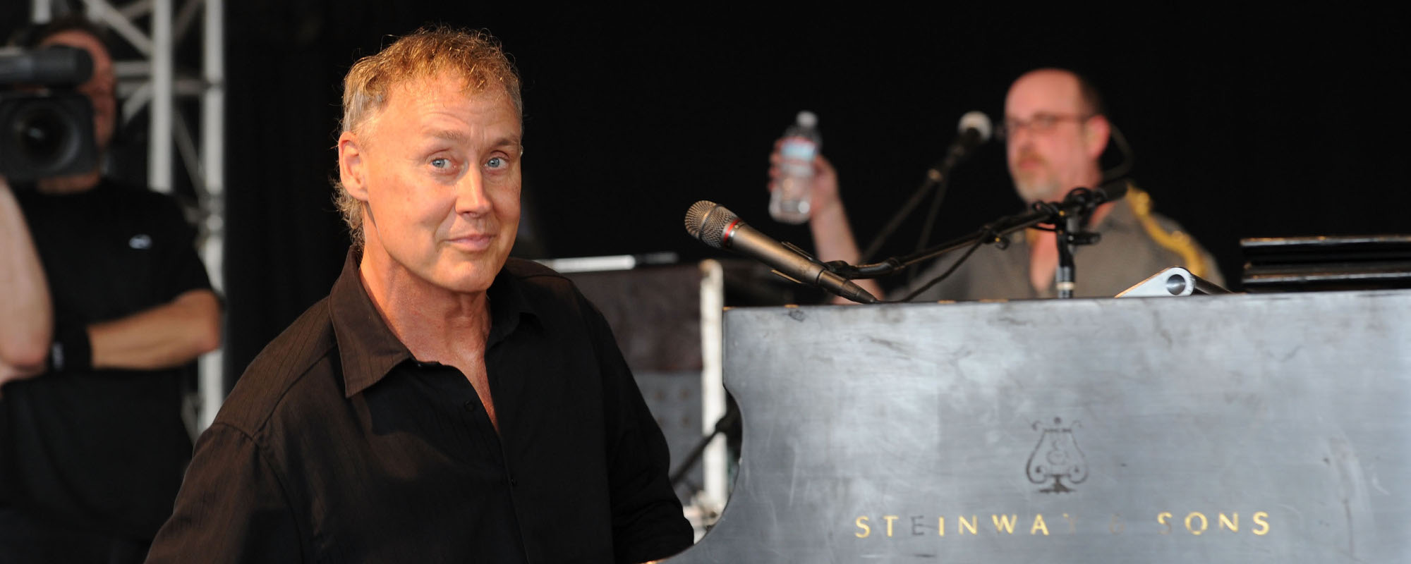 How Bruce Hornsby Helped Huey Lewis and the News Land Their Third No. 1 Single “Jacob’s Ladder”