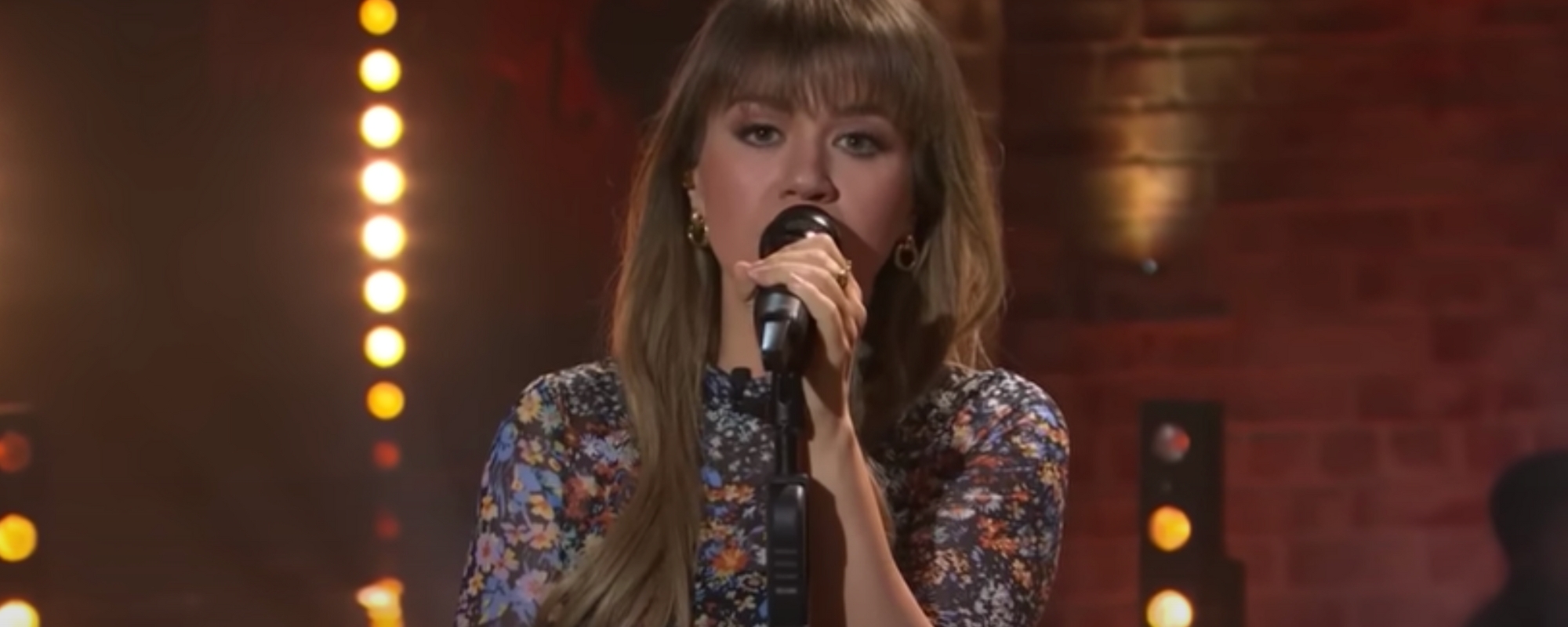 Kelly Clarkson Stuns Crowd With Heartbreaking Performance of Reba's McEntire's “Till You Love Me”