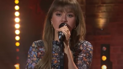 Kelly Clarkson Stuns Crowd With Heartbreaking Performance of Reba’s "Till You Love Me"