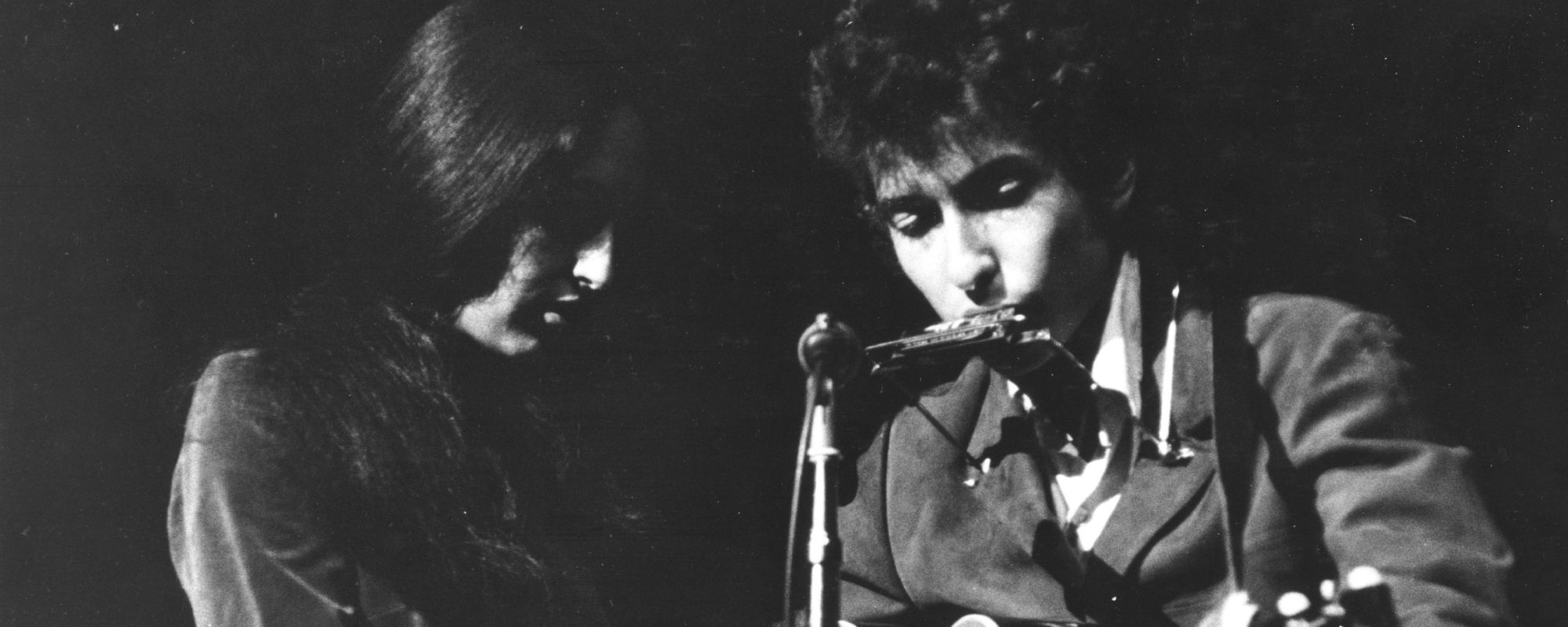 Joan Baez and Bob Dylan perform together