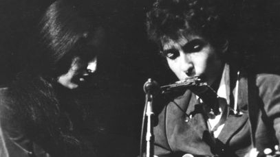 Joan Baez and Bob Dylan perform together