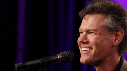 3 Country Songs That Defined Every Mom’s Kitchen Radio in the ’80s