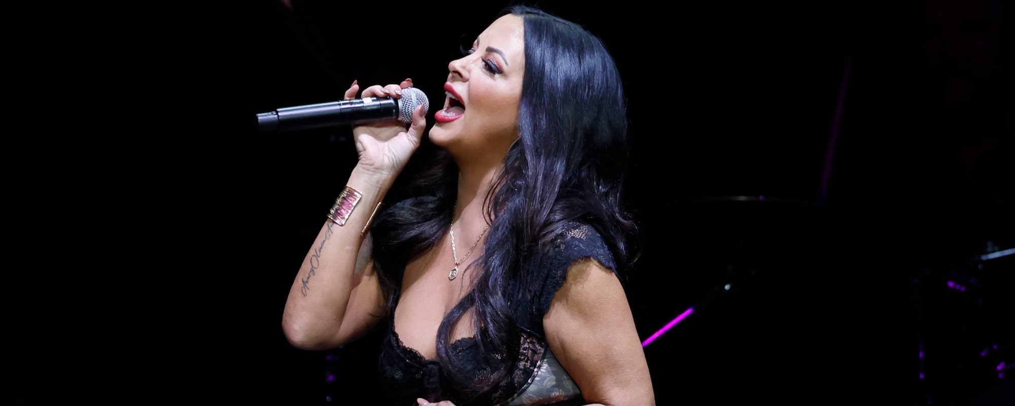 Sara Evans Drops Out of ACM Awards Last Minute, Reschedules Concerts