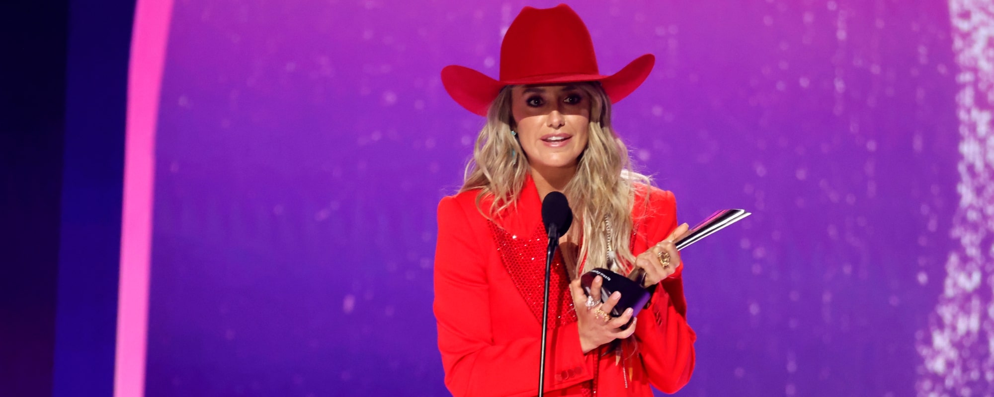 Lainey Wilson Dedicates Her Female Artist of the Year Award to the Women in Country Music: “Iron Sharpens Iron”