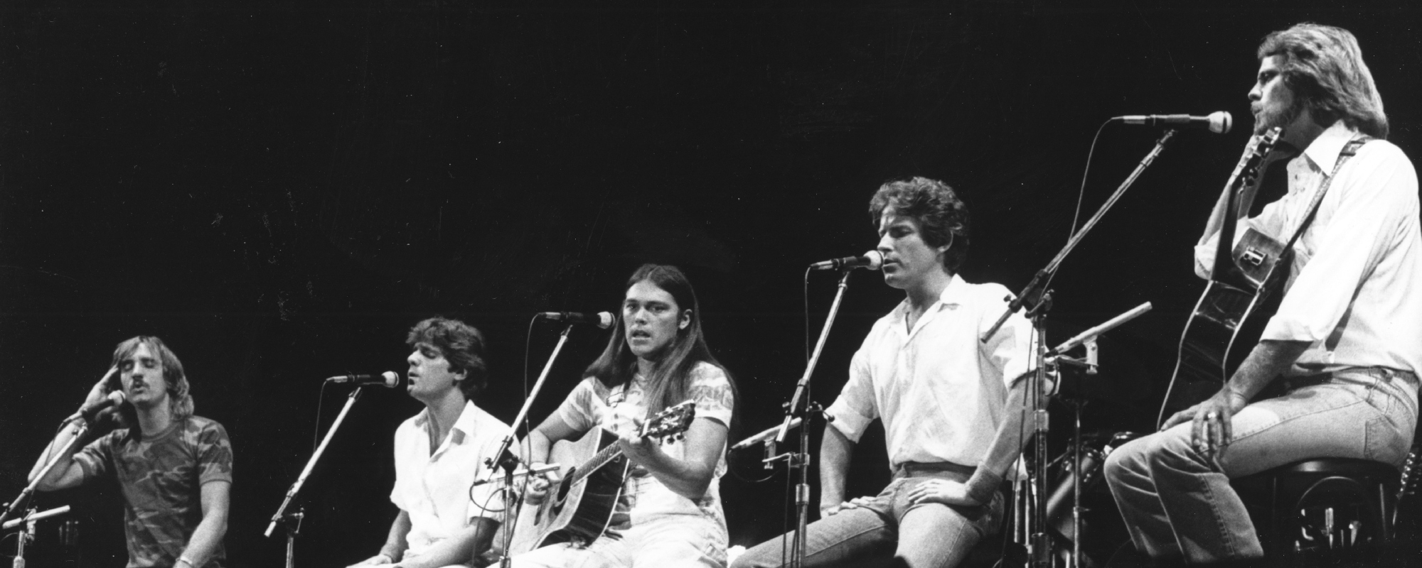 في عام 1980، شارك فريق النسور مع تيموثي بي. كيف ساعدت شميدت؟