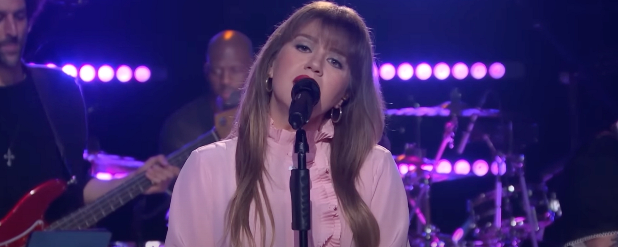 Kelly Clarkson Fans “Never Want To Hear the Original Again” After She Owns This Cover of Benson Boone’s “Beautiful Things”