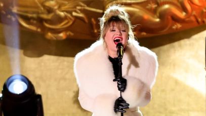 Kelly Clarkson Fans Request Re-Recordings Of "All Songs in Existence" After Incredible Shania Twain Cover