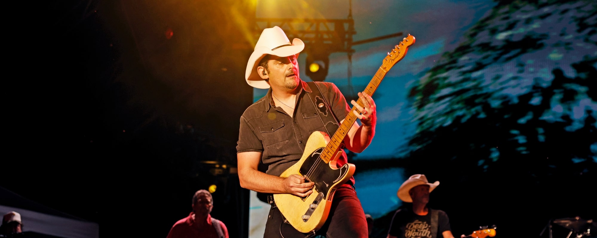 Brad Paisley released one of the best country song for the summer