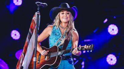Hang tight honey singer Lainey Wilson at CMA Fest