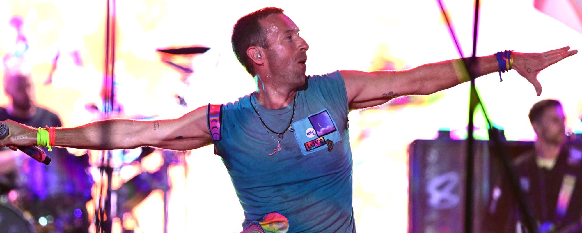 كيف ألهم صوت نيل يونغ الفريد كريس مارتن لكتابة أغنية “Yellow” لفرقة Coldplay كيف ألهم صوت نيل يونغ الفريد كريس مارتن لكتابة أغنية “Yellow” لفرقة Coldplay